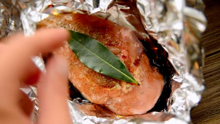 To prepare chicken breast in foil in the oven, prepare a bay leaf