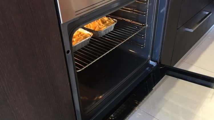 Da biste kuhali pileća prsa s krumpirom u pećnici, uključite pećnicu