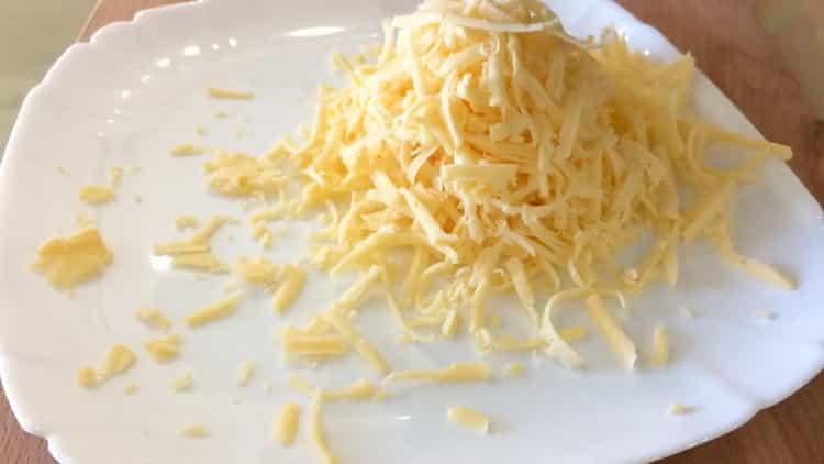 Za kuhanje pilećih prsa s krumpirom u pećnici naribajte sir
