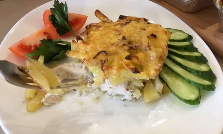 Poitrine de poulet juteuse avec pommes de terre et épices au four