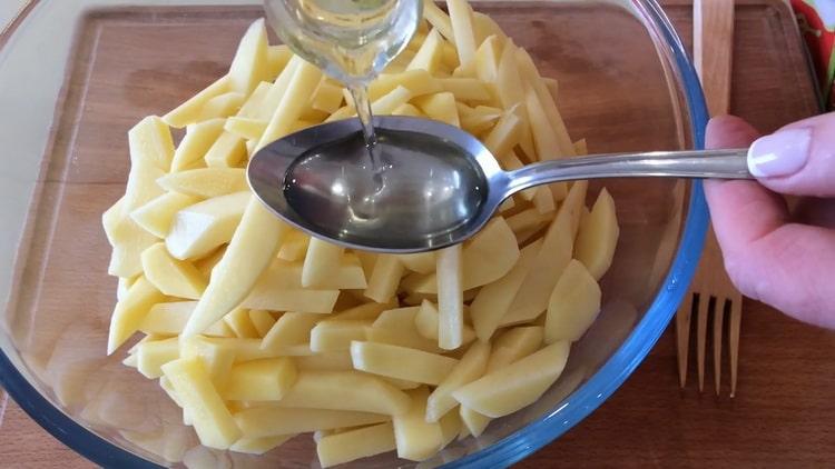 Da biste kuhali pileća prsa s krumpirom u pećnici, pomiješajte krumpir s maslacem