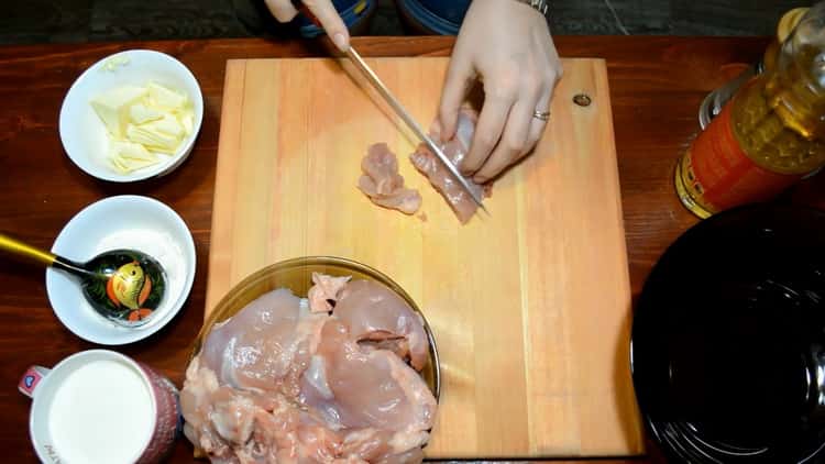 Pour préparer le filet de poulet dans une sauce crémeuse, préparez les ingrédients