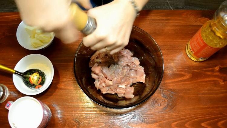 Pour préparer le filet de poulet dans une sauce crémeuse, salez la viande