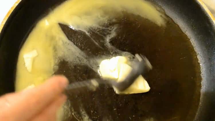 Para cocinar el filete de pollo en una salsa cremosa, calienta la sartén