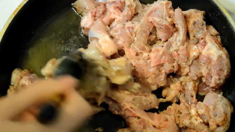 Para preparar el filete de pollo en una salsa cremosa, fríe la carne.