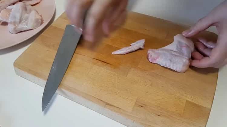 Pour cuire des ailes de poulet avec des pommes de terre au four, préparez la viande