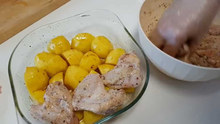 Pour cuire des ailes de poulet avec des pommes de terre au four, mettez la viande sur les pommes de terre