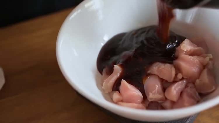Pour faire cuire le poulet dans une sauce teriyaki, faites mariner la viande