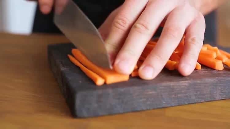 Cuire le poulet en sauce teriyaki, hacher les carottes