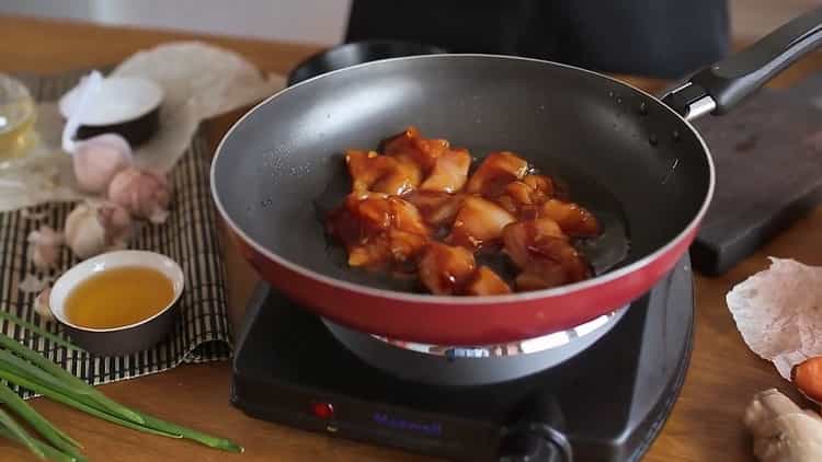 Pour faire du poulet en sauce teriyaki, faites frire la viande