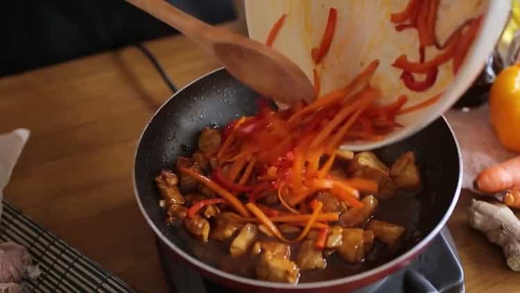 Combinez la viande et les légumes pour faire le poulet dans une sauce teriyaki
