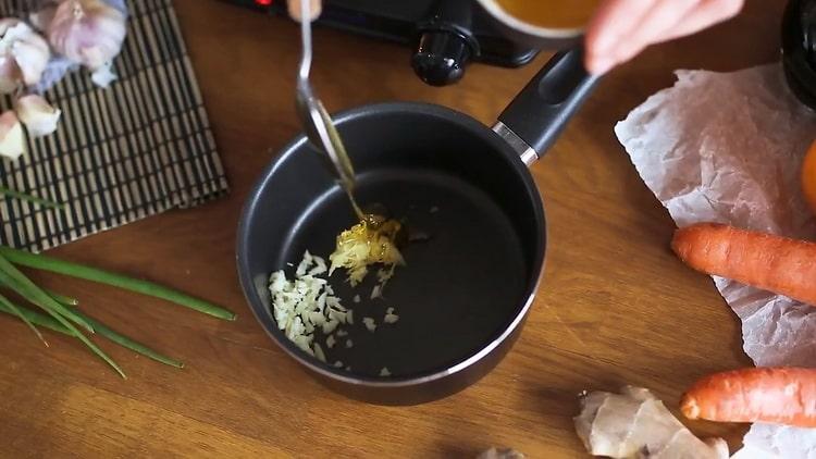 Para hacer fideos udon, combine los ingredientes para la salsa