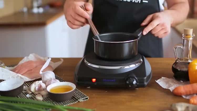 Para hacer fideos udon, mezcle los ingredientes para la salsa