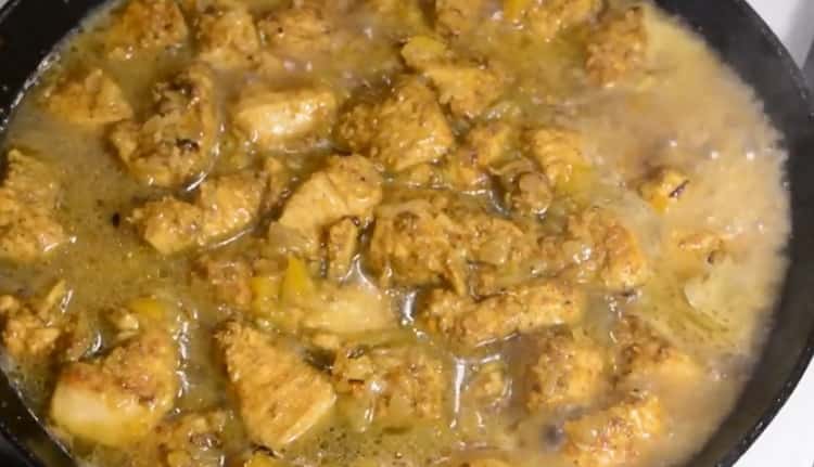 Para hacer pollo al curry de acuerdo con la receta, agregue agua