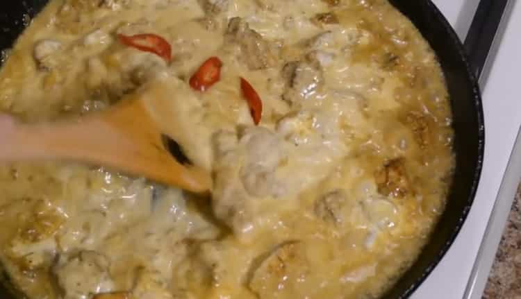 Para hacer pollo al curry según la receta, agregue crema agria
