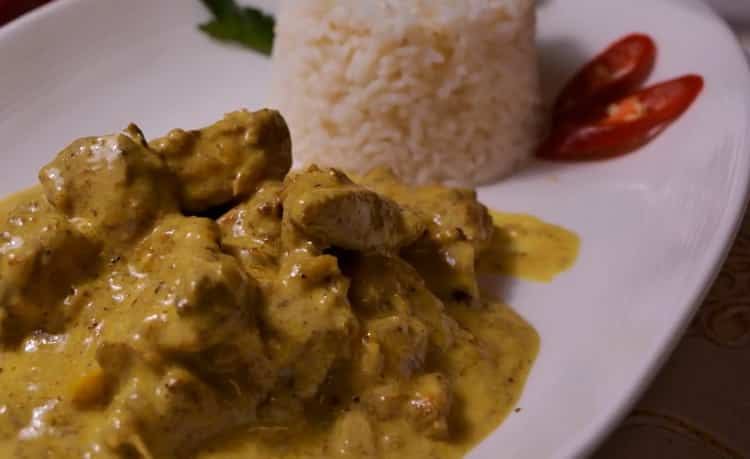 Delicioso pollo al curry con una receta simple está listo