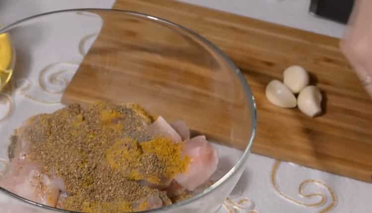 Para hacer pollo al curry según la receta, prepare especias
