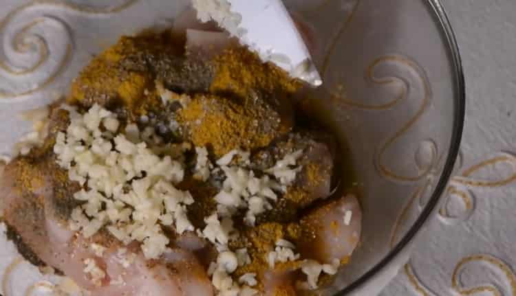 Para hacer pollo al curry según la receta, picar el ajo