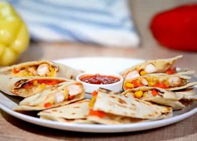 Mexican Quesadilla with chicken - simple, beautiful and very tasty