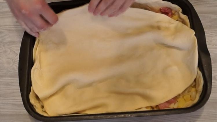 Selon la recette pour cuire le poulet avec des pommes de terre, recouvrir la farce de pâte