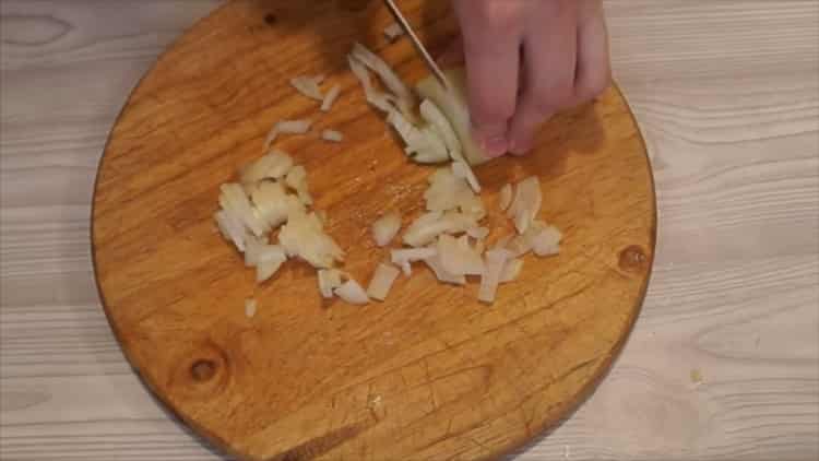 Selon la recette pour la cuisson du poulet avec des pommes de terre, préparez la garniture