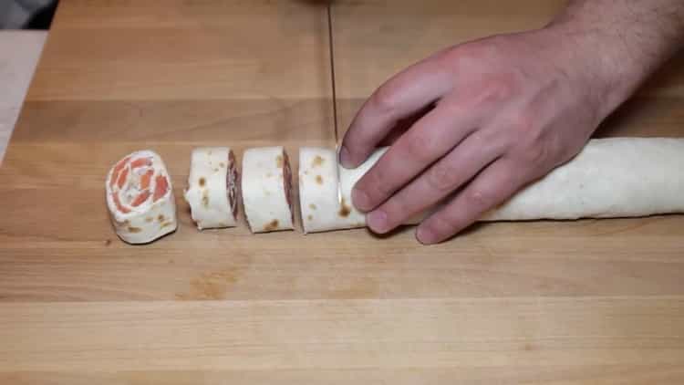 Da biste napravili pita kruh s crvenom ribom, izrežite rolat