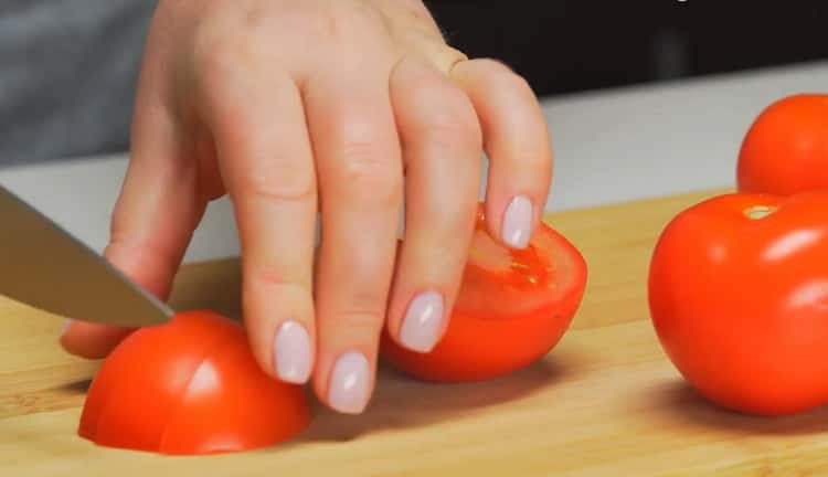 Pour faire cuire le boeuf lagman, hachez les tomates