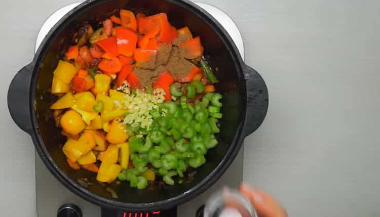 Pour faire cuire le lagman de boeuf, faites frire tous les légumes