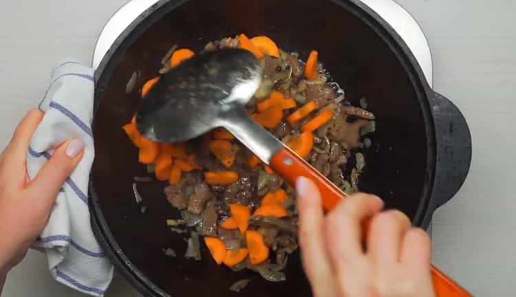Pour faire cuire du boeuf lagman, couper les carottes