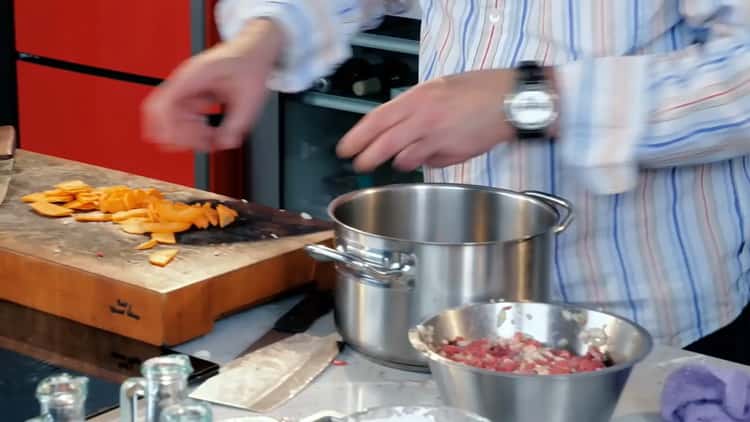 To cook lazy manti, chop vegetables