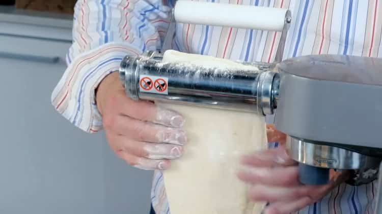 Roll the dough to make lazy manti