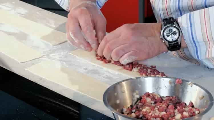 Pour faire des manti paresseux, préparez tous les ingrédients