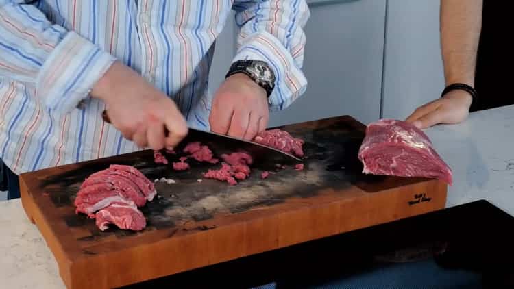 Pour faire cuire des manti paresseux, préparez la viande