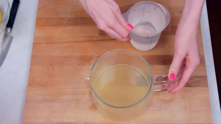Da biste napravili limunadu kod kuće, dodajte vodu