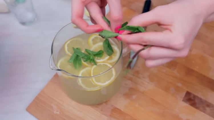 Para hacer limonada en casa, agregue limón