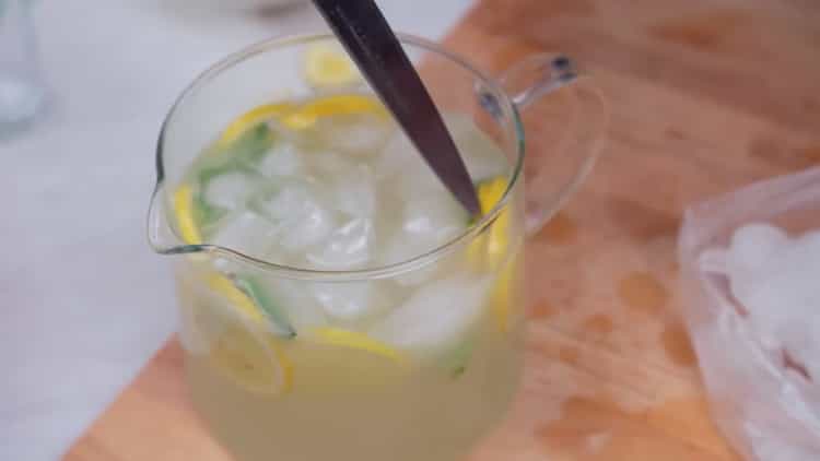 Para hacer limonada en casa, agregue hielo