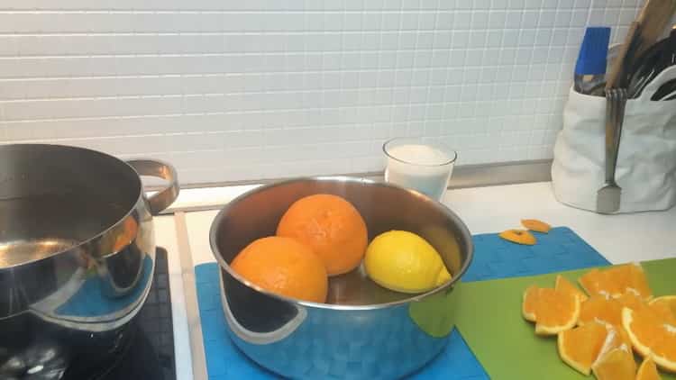 To make lemonade from oranges, pour citrus fruits with water