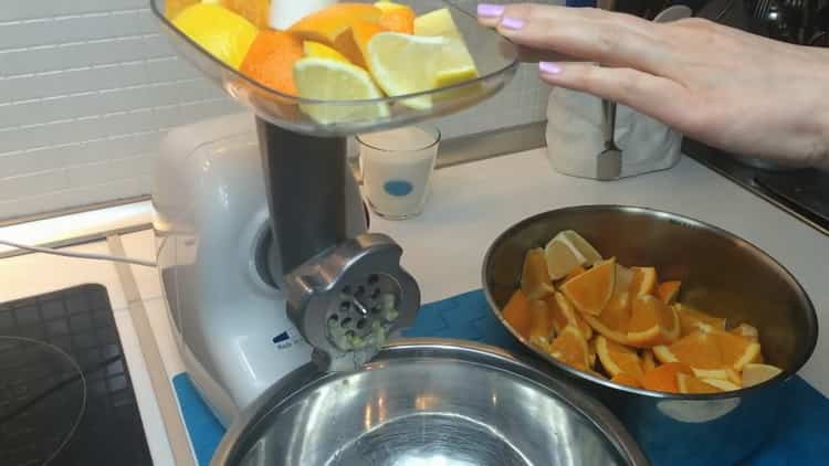 Para hacer limonada de naranjas, muele los ingredientes