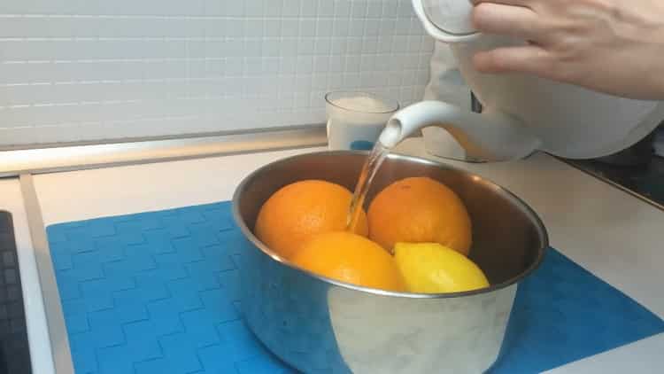 Para preparar limonada de naranjas, prepare los ingredientes.