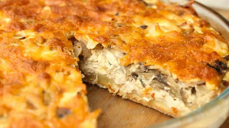 Delicious Laurent pie with chicken and mushrooms is ready