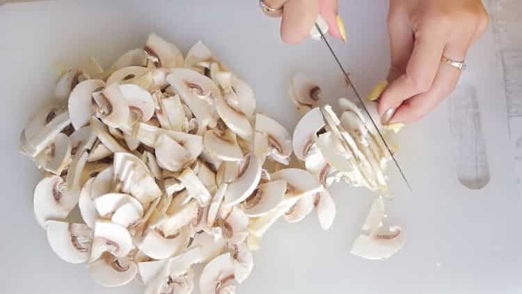 Para preparar el pastel de Laurent con pollo y champiñones, prepare los ingredientes para el relleno.