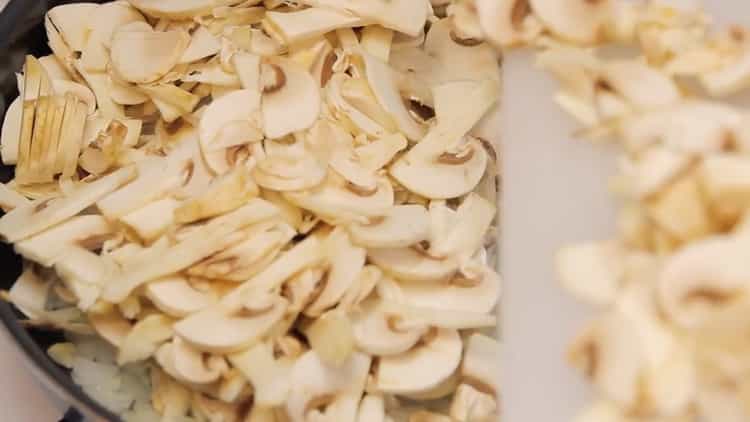 Faire frire les légumes pour faire une tarte Laurent au poulet et aux champignons