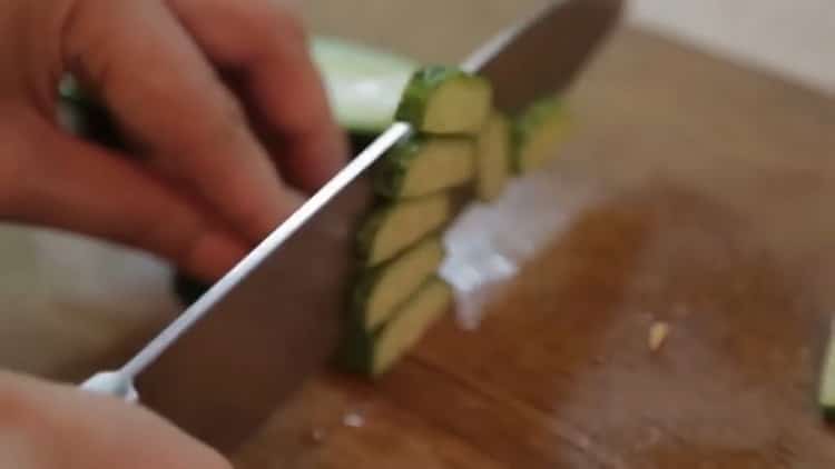 Pour faire cuire le saumon au four dans une feuille, coupez un concombre