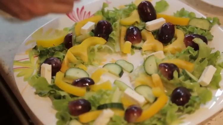 Pour préparer le saumon au four dans une feuille, mettre les ingrédients sur une assiette