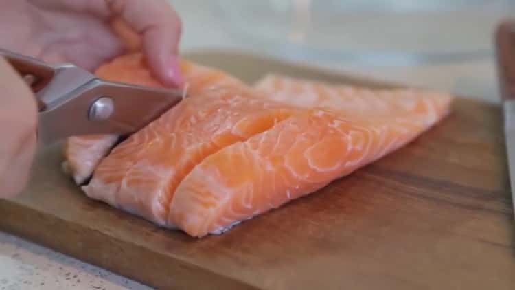 Pour faire cuire le saumon au four dans une feuille, couper le poisson