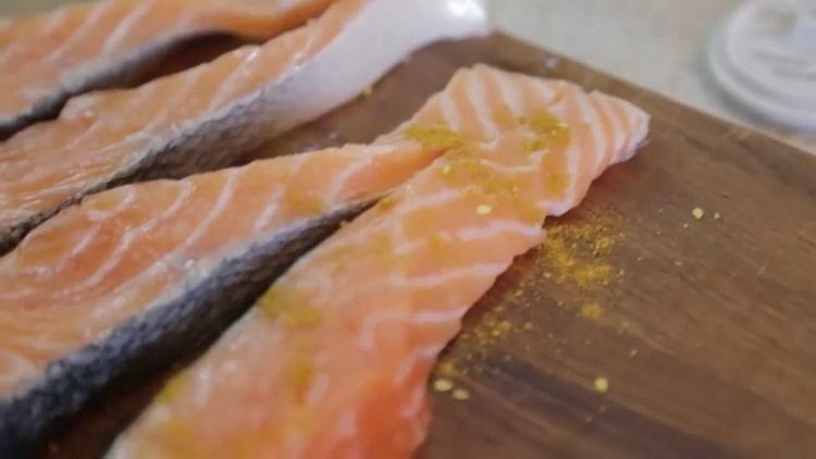Pour cuire le saumon au four dans une feuille, saler et poivrer le poisson