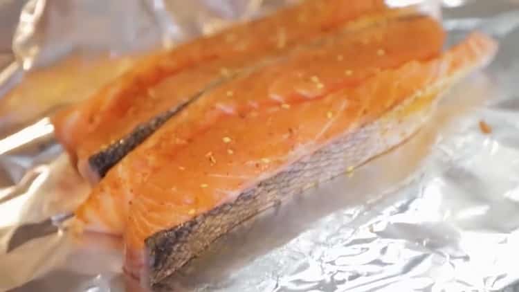 Pour préparer le saumon au four dans une feuille, mettez le poisson dans une feuille