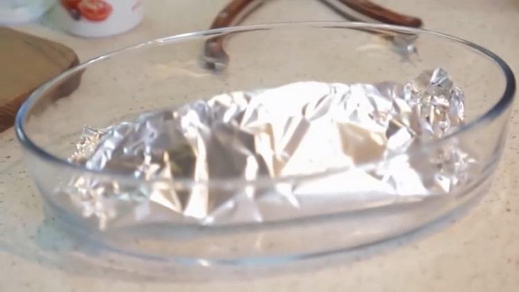 Pour faire cuire le saumon au four dans un papier d'aluminium, préchauffez le four