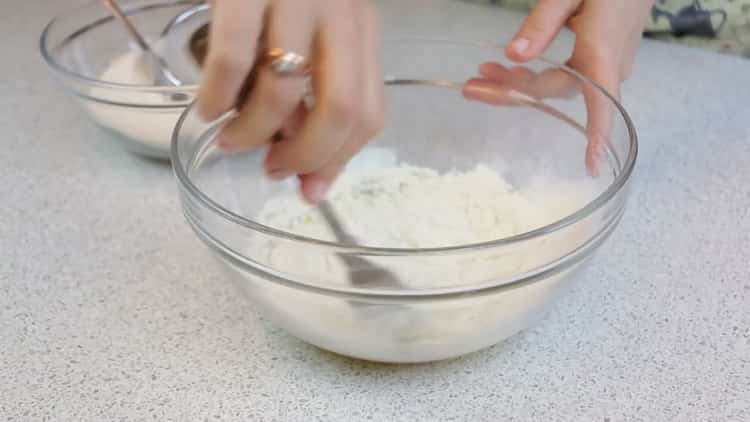 Para cocinar manti en el horno, mezcla los ingredientes.