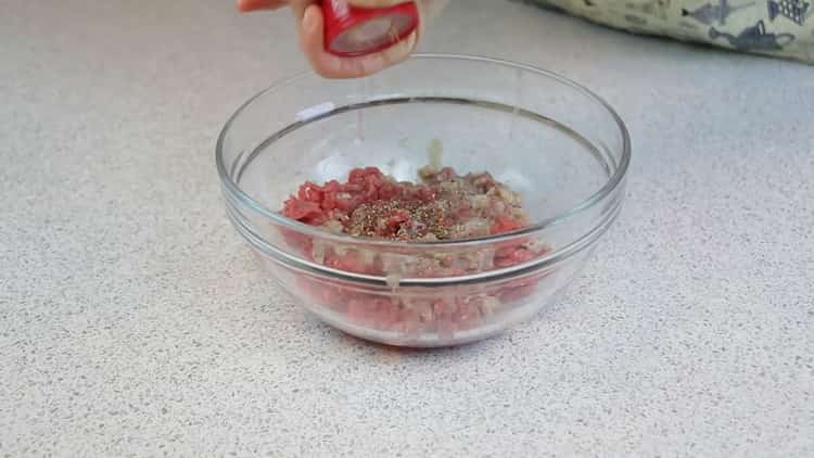 Pour faire des manti au four, préparez la viande hachée